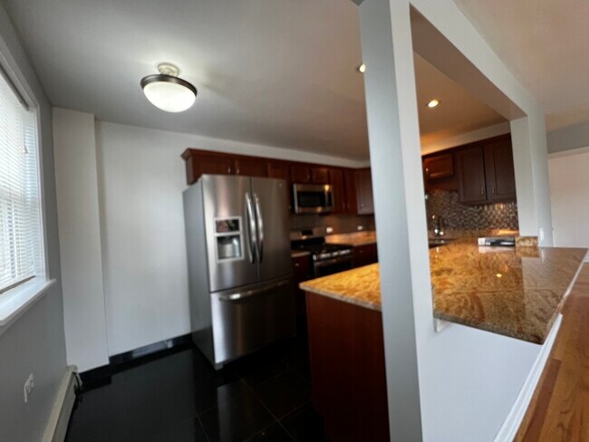Building Photo - 2405 W Balmoral Ave