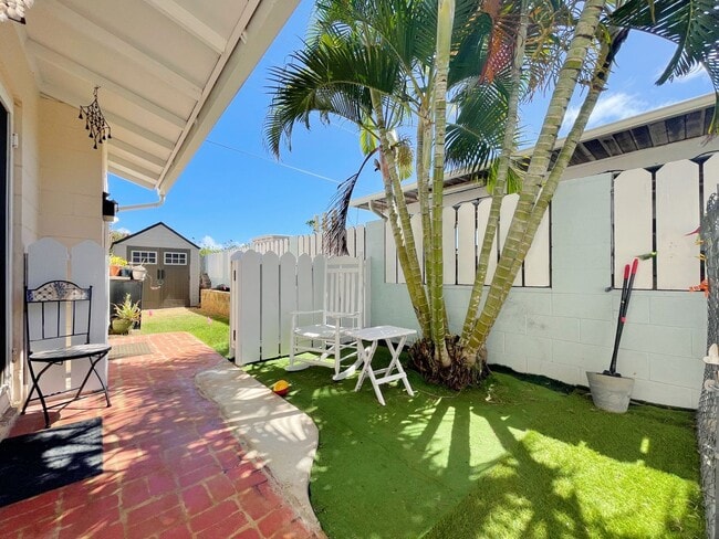 Building Photo - Dog Friendly 2/2 Kailua Duplex with one off-street parking!