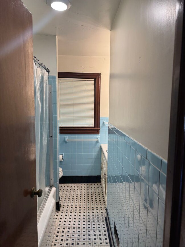Building Photo - Fantastic Location & Price