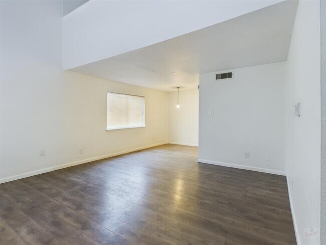 Building Photo - 2124 Burton Dr