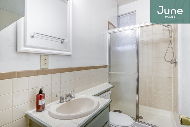 Building Photo - ROOM ONLY in 5-bed/2.0-bath Home