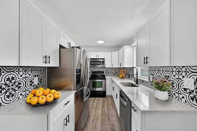 Building Photo - 3034 Touraine Ave