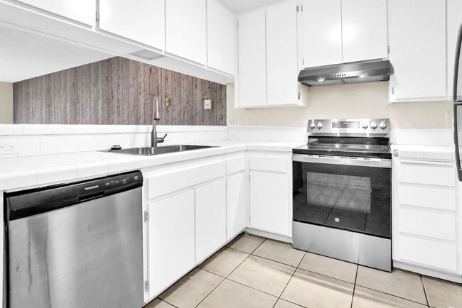 Building Photo - Great Three bedroom in UTC!  Available now!