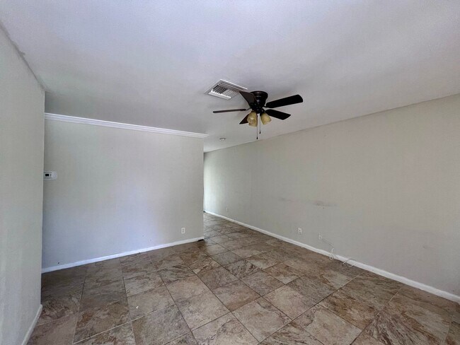 Building Photo - 2 bedroom 1 bath duplex in the heart of Na...