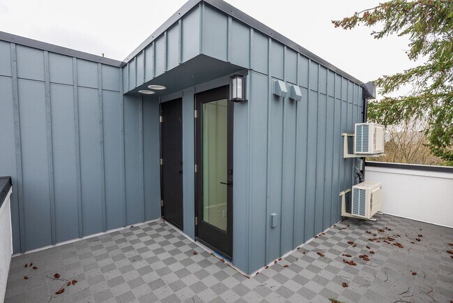 Building Photo - One year old townhome