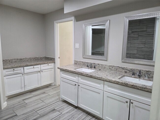 Building Photo - 592 River Plantation Dr