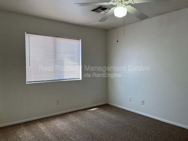 Building Photo - 10621 W Poinsettia Dr