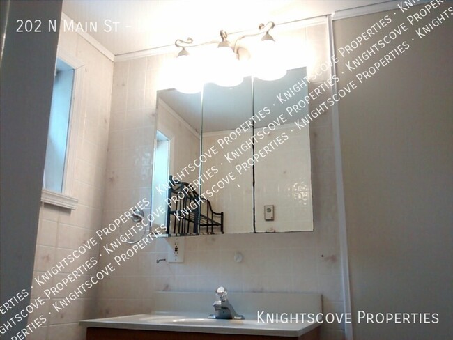 Building Photo - 2nd Floor Waterview...Very charming, new k...