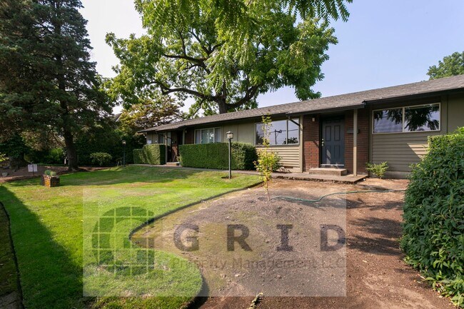 Building Photo - Gorgeous 2 Bedroom Apartment in Mt. Tabor!