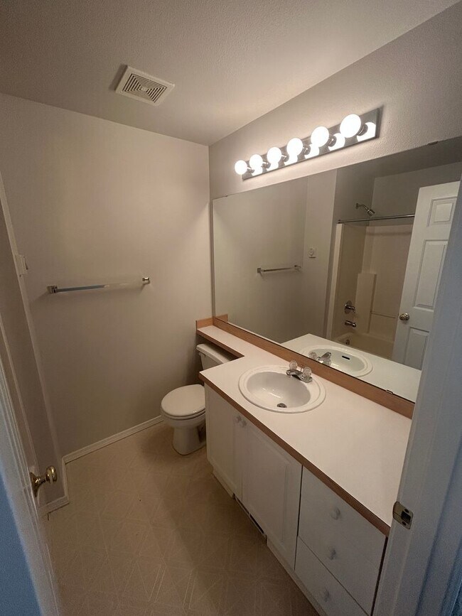 Building Photo - 3 Bed, 2.5 bath Kent house w/2-car garage ...