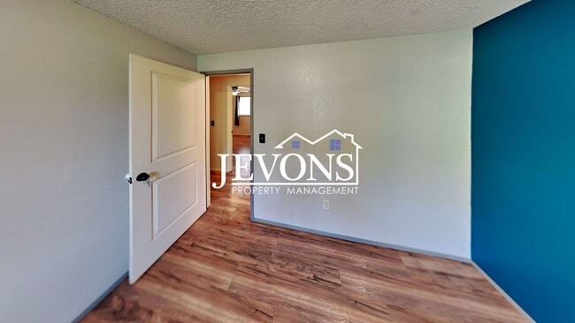 Building Photo - $900 Rent Credit | 3-bedroom single-family home near Randall Park with access to schools, shoppin...