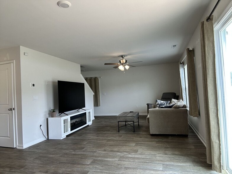 Building Photo - 5459 Carolines Way
