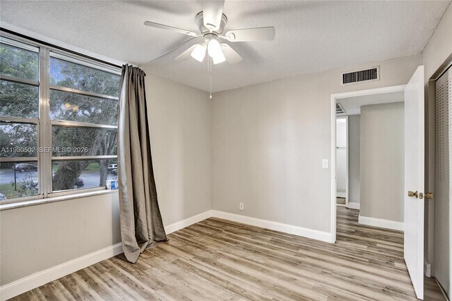 Building Photo - 9451 Live Oak Pl