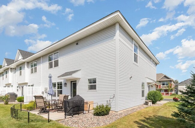 Building Photo - Luxury 3-Bed, 3-Bath Townhome in Prior Lake for $2,890/month!