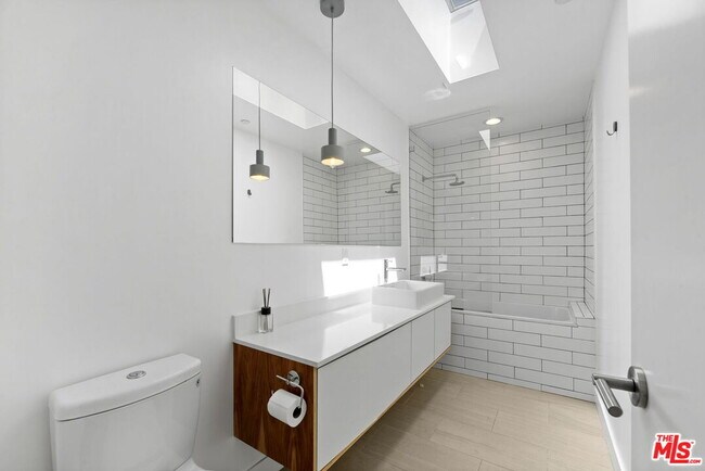 Building Photo - 866 S Wilton Pl