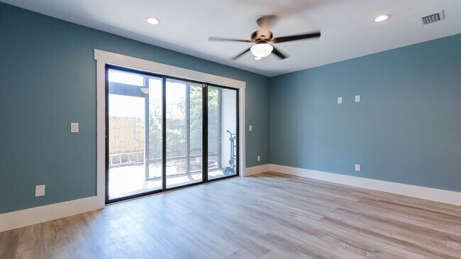 Building Photo - 6475 Oak Shr Dr