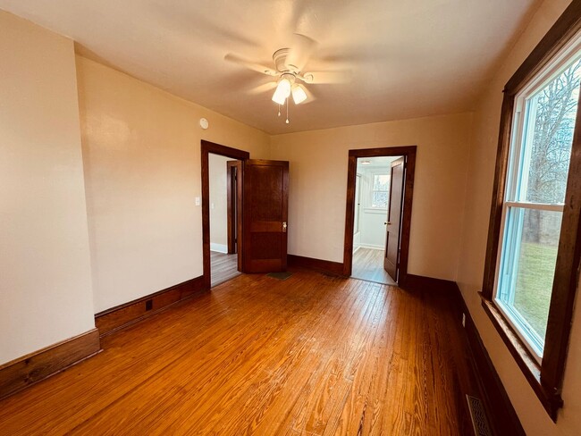 Building Photo - Adorable Home/Country setting