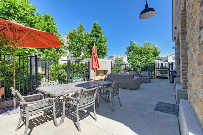 Building Photo - Premier 2/2 Condo in The Cannery