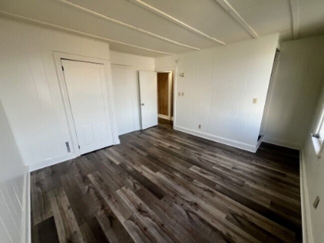 Building Photo - AVAILABLE FOR SHOWING!!! 4BR / 1BA.