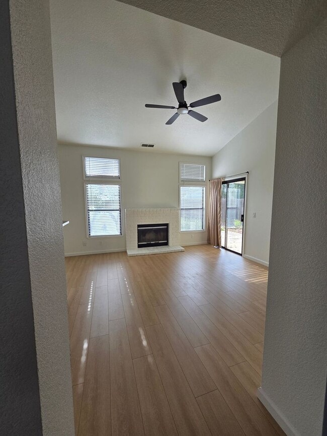 Building Photo - Super clean! 3 Bdrm, 2 Bath near Lembi Park