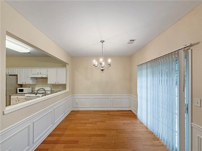 Building Photo - 2380 Fairlie Dr