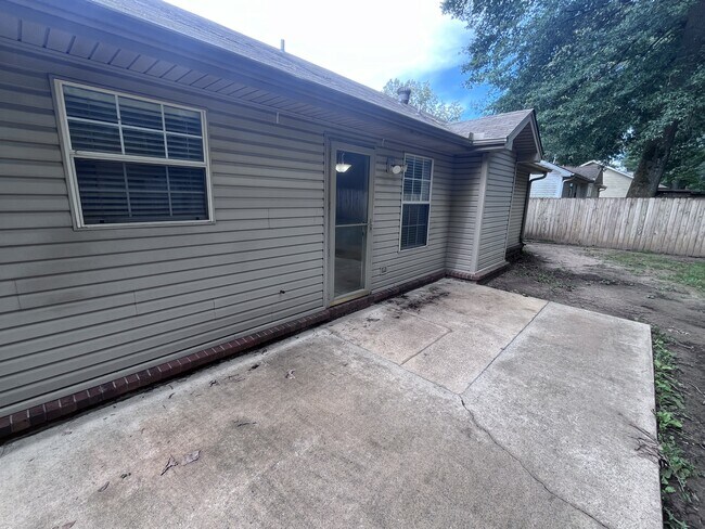 Building Photo - 33 Shaded Oaks Dr