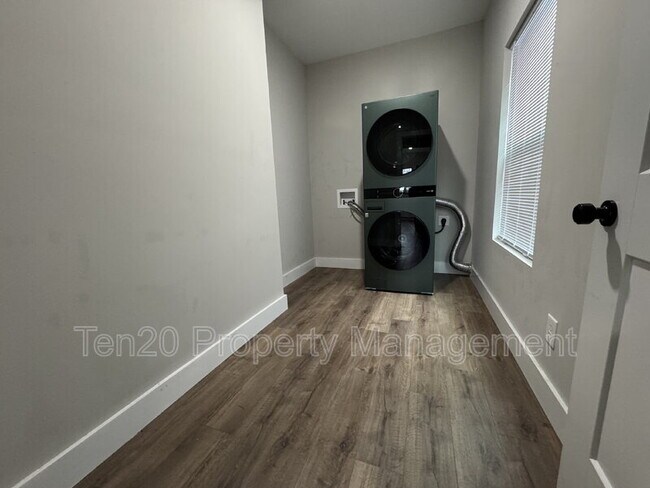 Building Photo - 1346 Ingersoll Dr