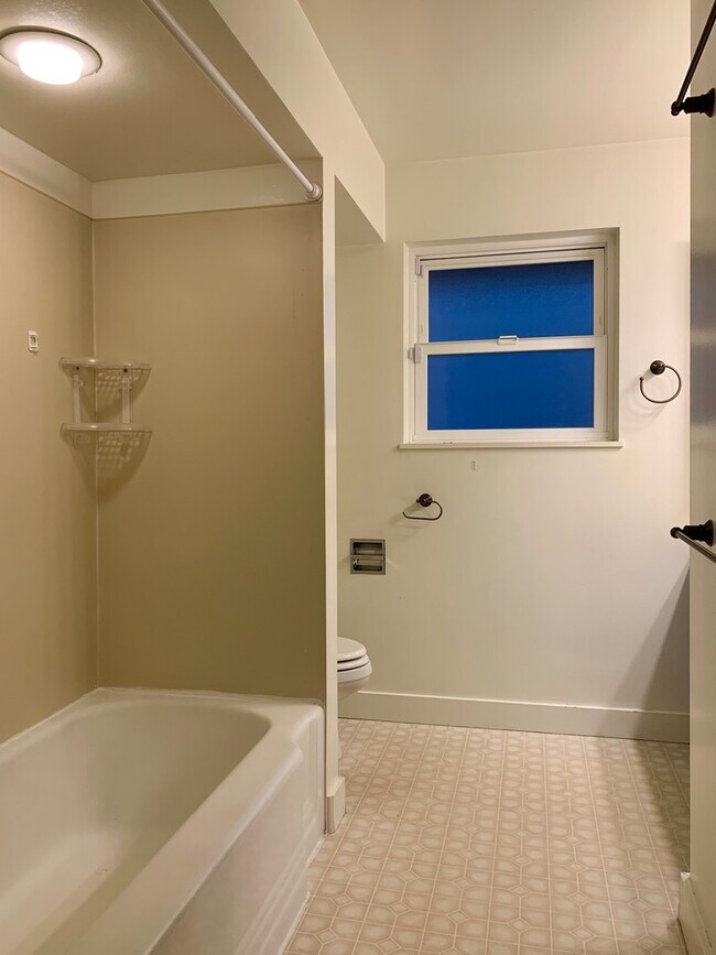 Building Photo - 5 Bed/1.5 Bath Beacon Hill Home with Gorgeous Views!