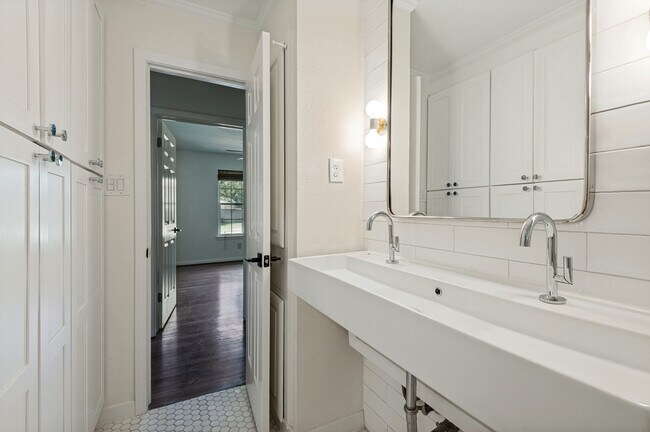 Building Photo - 7105 Bennington Dr