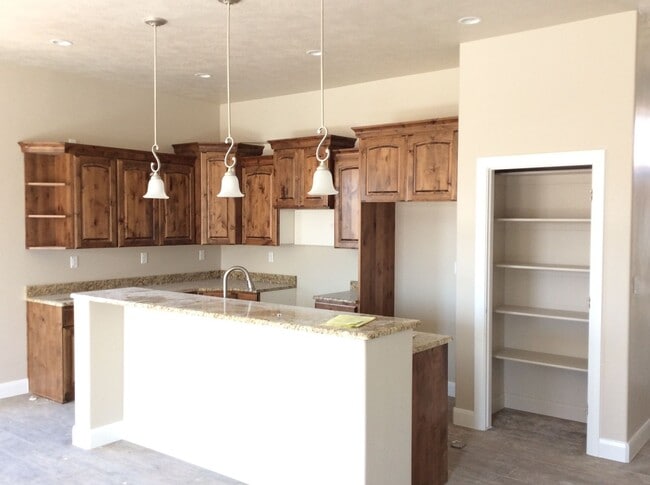 Building Photo - Townhome in Hurricane