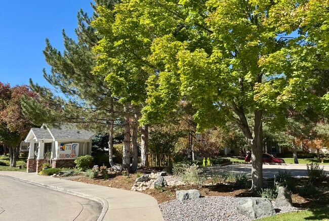 Building Photo - 1011 S Valentia St