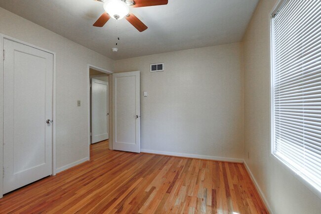 Building Photo - Chic Updated Mid-Century Townhouse in Cedar Hills!