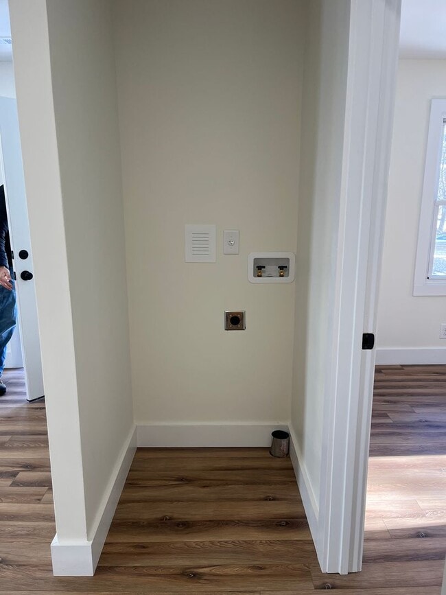 Building Photo - Charming 2 bedroom Cottage