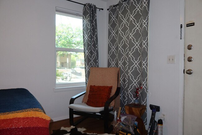 Building Photo - Hyde Park Country Condo - Furnished - 1BD/1BA - Covered Parking -Close to Everything