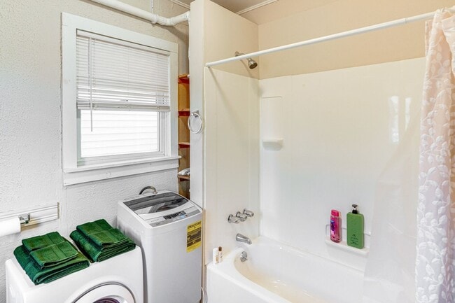 Building Photo - Renovated 2 Bedroom + Den w/ Private Garden Access