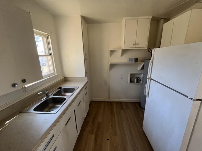 Building Photo - 2009 Joline St