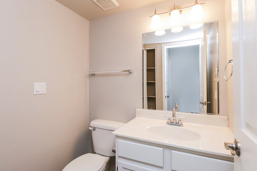 Building Photo - 425 S Sunrise Dr