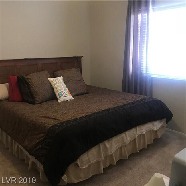 Building Photo - Beautiful3 bedroom condo, located in a 24 ...