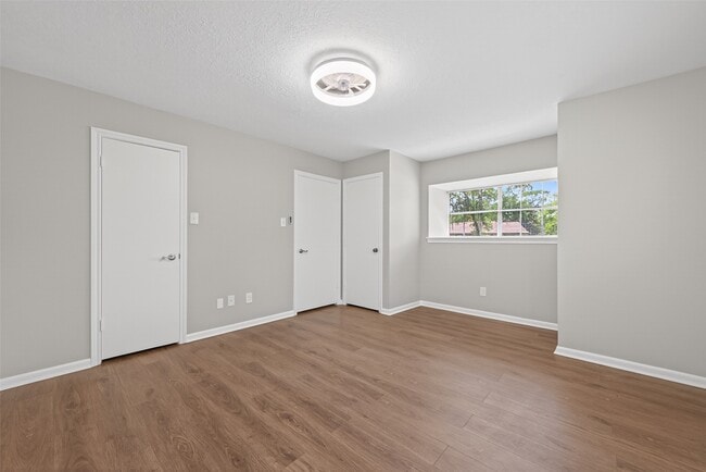 Building Photo - 105 Glenmora Ct