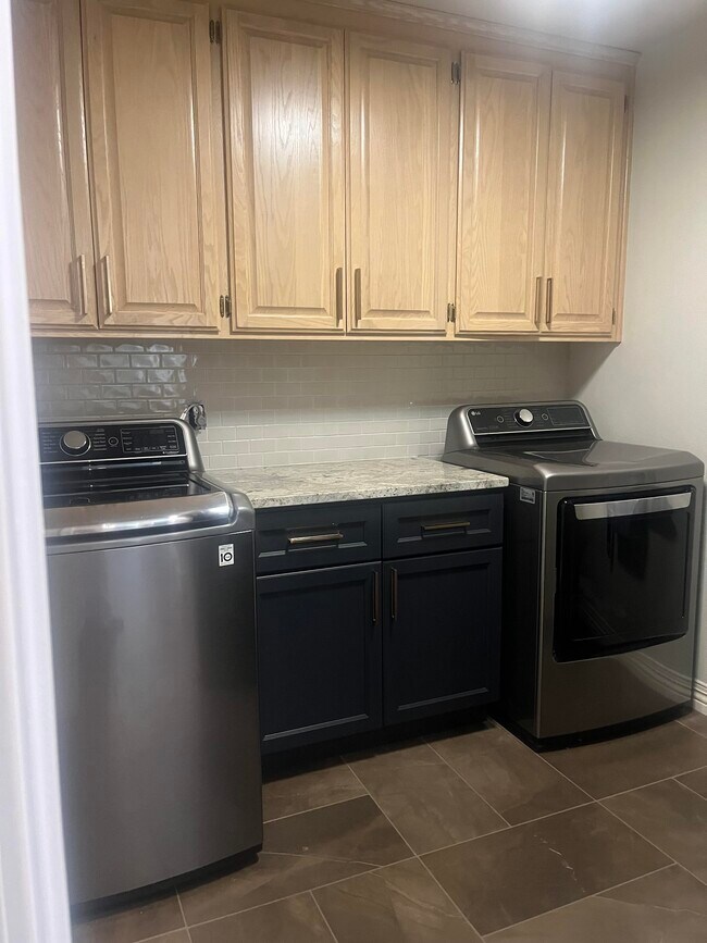 Building Photo - 648 E Maberry Dr