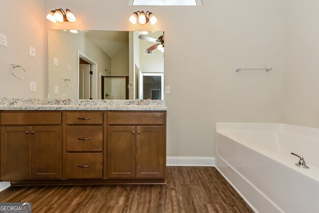 Building Photo - 320 Woodland Ridge Cir