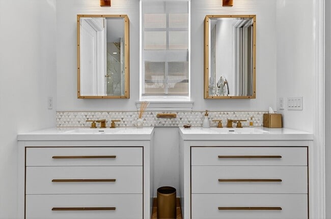 Building Photo - 121 Lily Ln