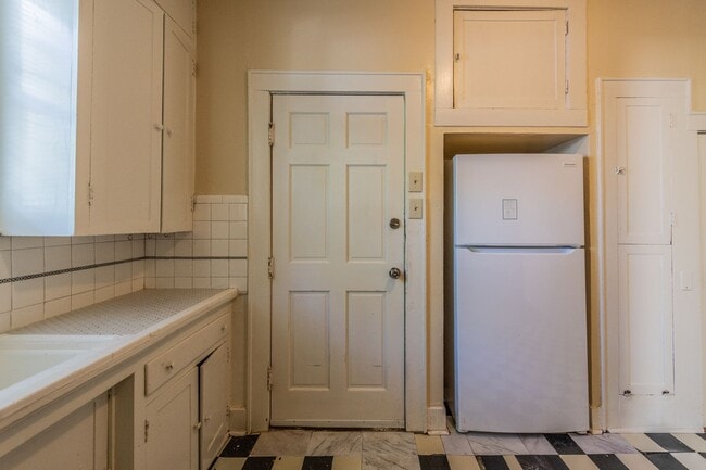 Building Photo - 327 Eleanor Ave