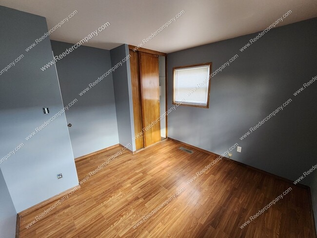 Building Photo - 3 bedroom 1 bathroom Ranch with a 2 car garage