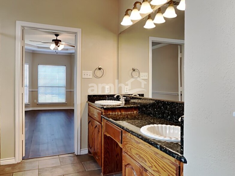 Building Photo - 404 Roundrock Ln