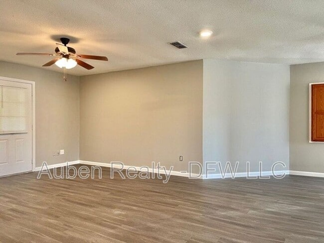 Building Photo - 206 Honey Bee Dr