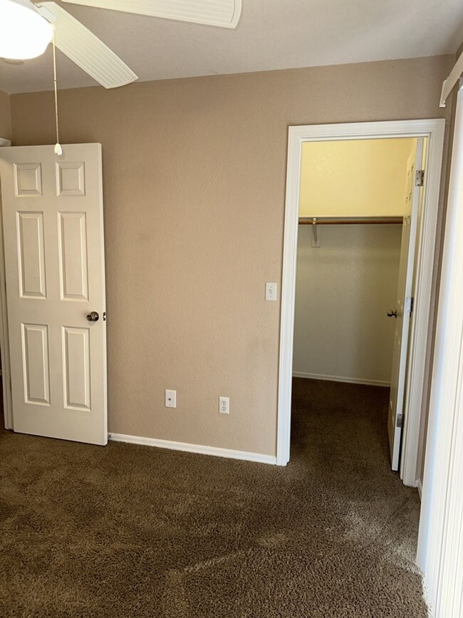 Building Photo - Unfurnished Full Time