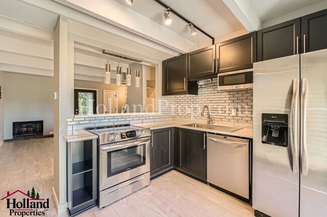 Building Photo - Charming Home Near Parks and Trails in Por...