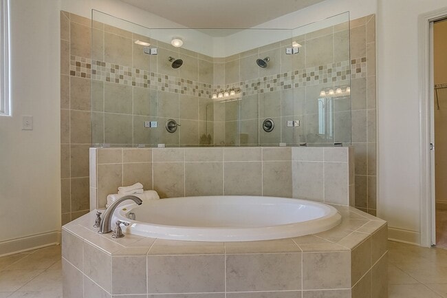 Building Photo - Beautiful 5-bedroom rental home in the hig...