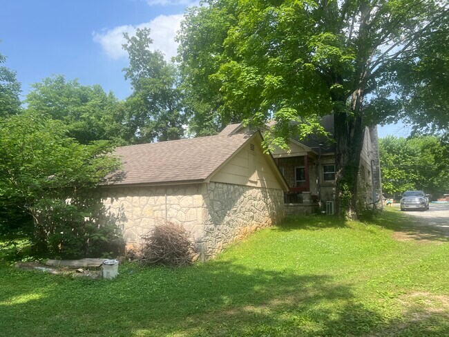 Building Photo - 1621 Catherine Dr